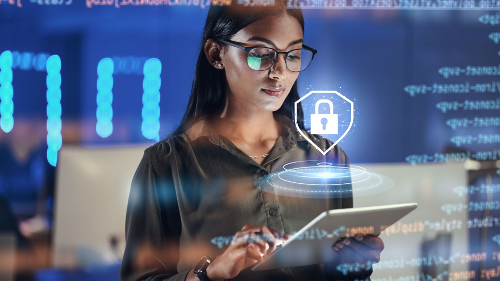 Frau in Cyber Risiko