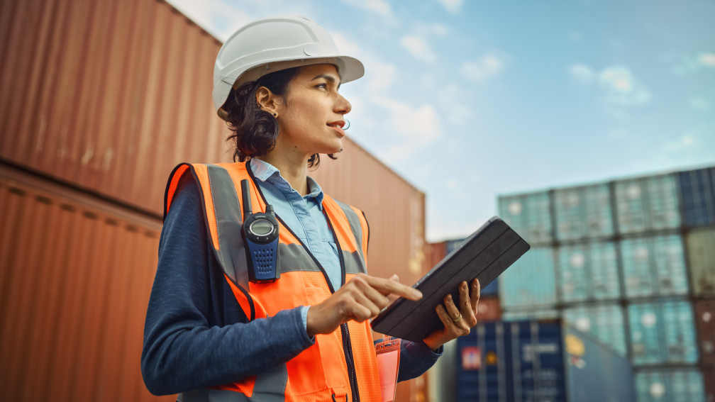 Arbeiterin und Container