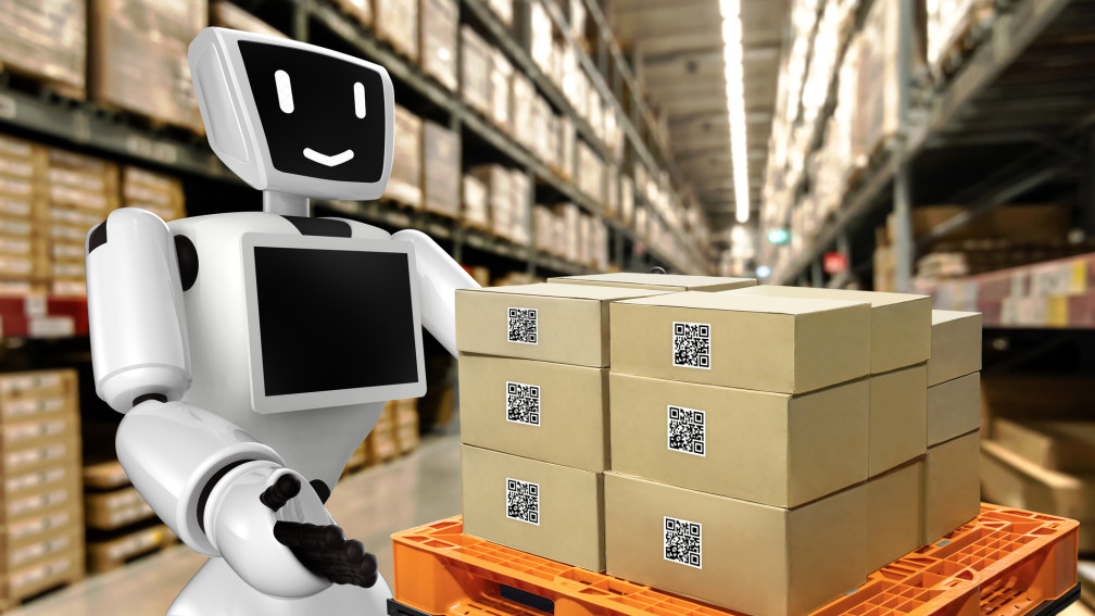 Roboter trägt ein Pallett