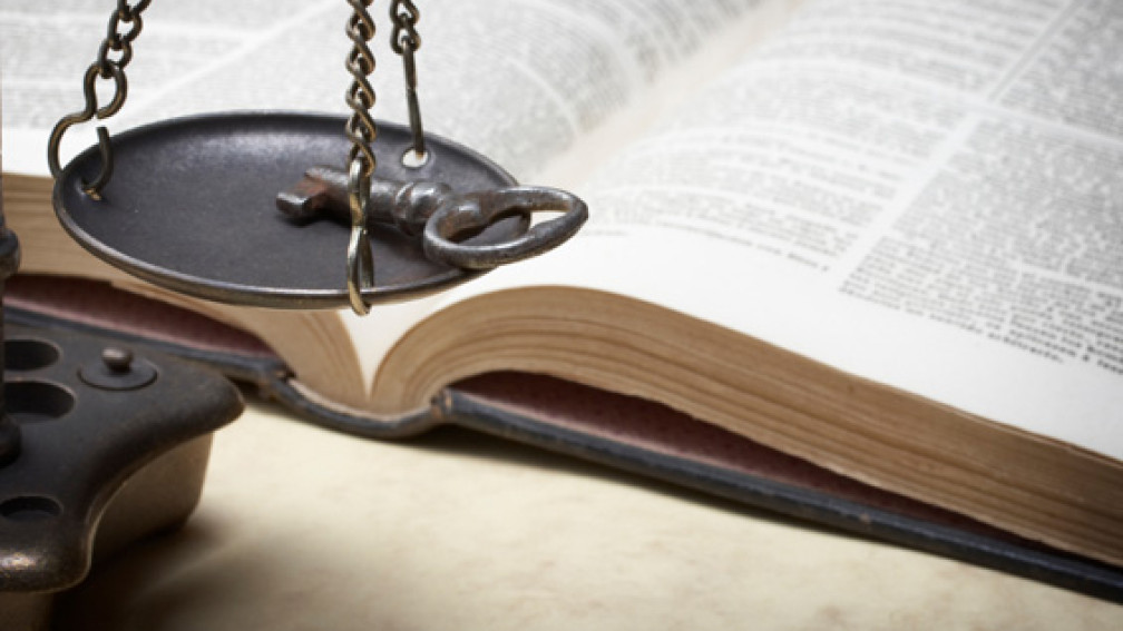 Gesetzesbuch mit Rechtswaage