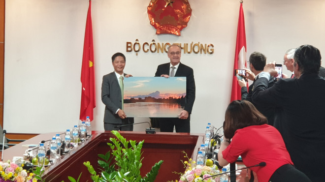 BR Parmelin mit dem Wirtschaftsminister Trần Tuấn Anh