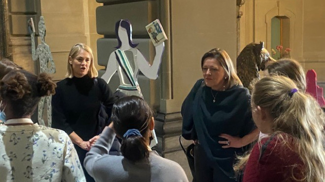 Mehrere Personen im Bundeshaus