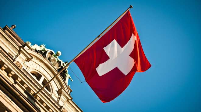 Bundeshaus und Schweizer Flagge