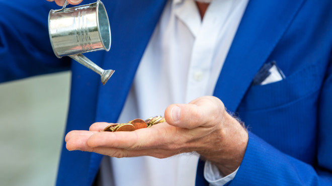 Giesskanne mit Geld