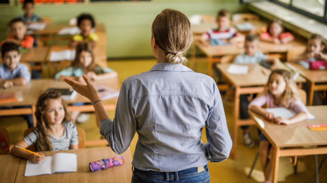 Lehrerin im Klassenzimmer