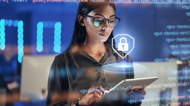 Frau in Cyber Risiko