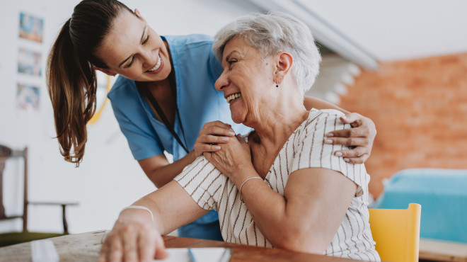 Pflegerin mit Seniorin