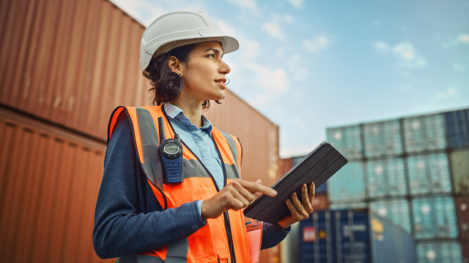 Arbeiterin und Container