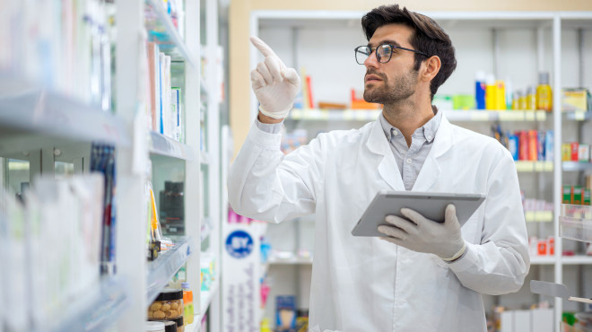 Farmacista conta scorte farmaci