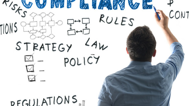 Mann schreibt ein Mindmap zu Compliance an die Tafel
