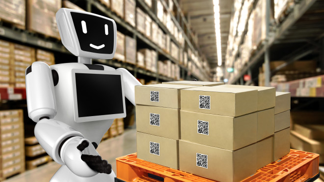Roboter trägt ein Pallett