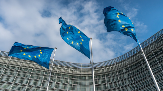 EU-Flaggen im Wind