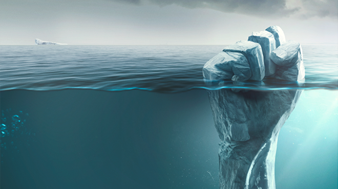 Pugno di ghiaccio che emerge dall'acqua