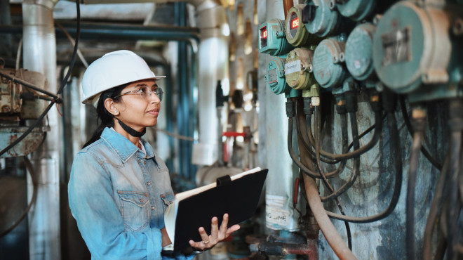 Indische Frau in Industriegebäude