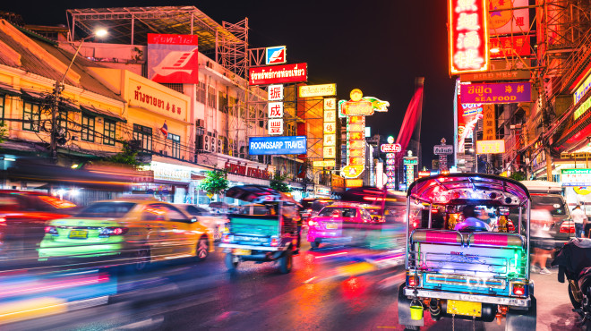 La circulation dans les rues de Bangkog de nuit