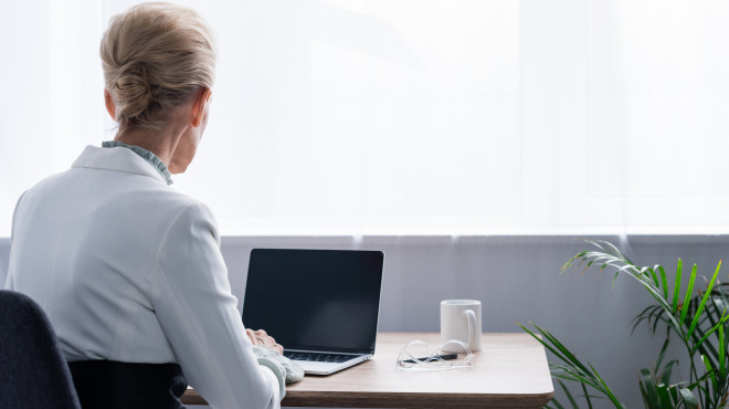 Alte Frau vor Computer