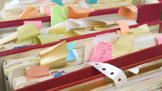 Ordner mit Chaotischen PostIt Zetteln