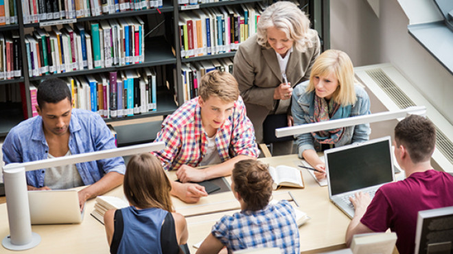 Studenten lernen in Bibliothek