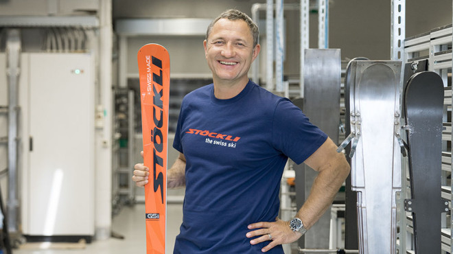 Homme avec une paire de skis