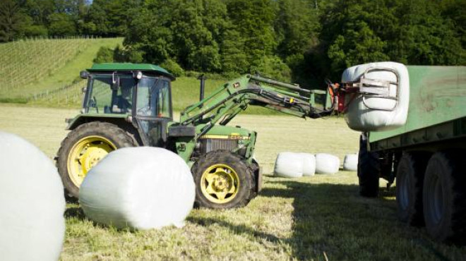Traktor trasportiert Silos