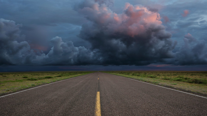 Dunkle Wolke über Landstrasse