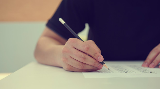 Schüler füllt Test aus