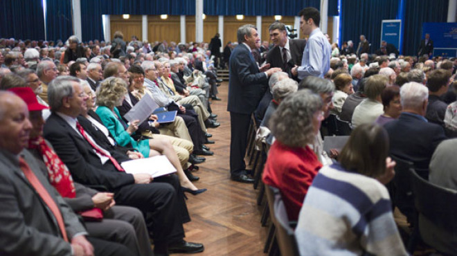 Saal mit Menschen