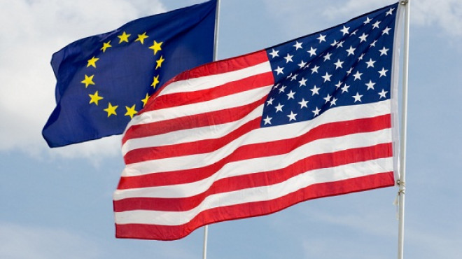 US-Fahne und EU-Fahne