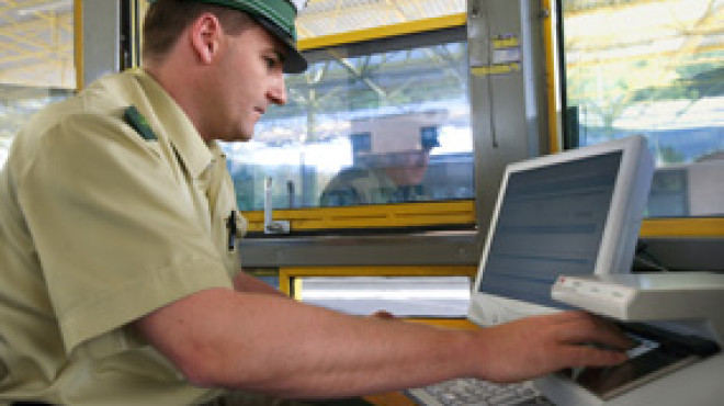 Zollbeamter am Computer