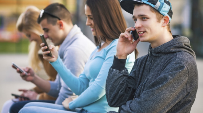 Jugendliche mit Handy