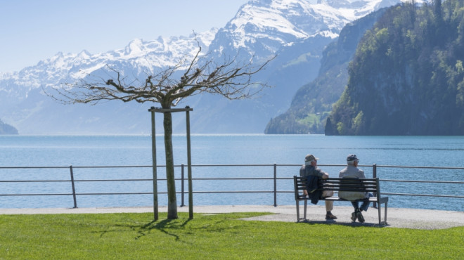 Rentner schauen auf See