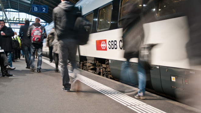 Train CFF et personne qui court