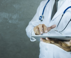 Arzt mit Tablet