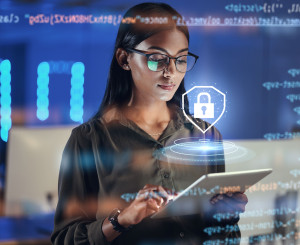 Frau in Cyber Risiko