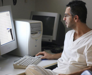 Mann sitzt vor Computer