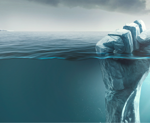 Pugno di ghiaccio che emerge dall'acqua