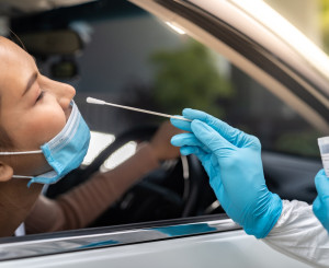 So könnten Corona-Massentests aussehen: Frau wird im Auto getestet