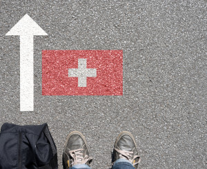 Mann mit Koffer reist in die Schweiz ein