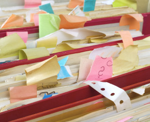 Ordner mit Chaotischen PostIt Zetteln