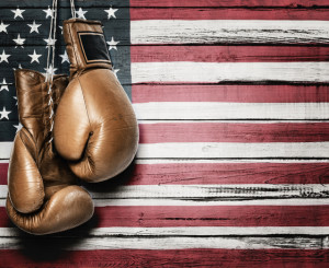 Drapeau américain et paire de gants de boxe suspendus devant