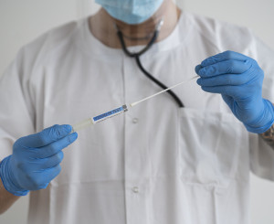 Doktor mit Abstrich für Coronauntersuchung
