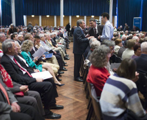 Saal mit Menschen
