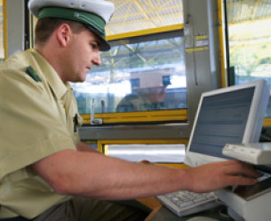 Zollbeamter am Computer