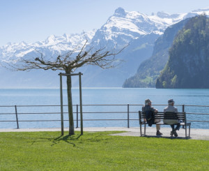 Rentner schauen auf See