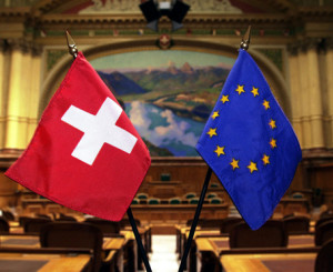 Raum mit Schweizer und EU Fahne